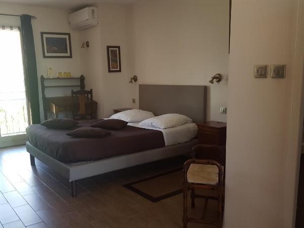 Chambres d'hôtes Les Palmiers de la Cité : photo 2 de la chambre chambre double avec baignoire et douche