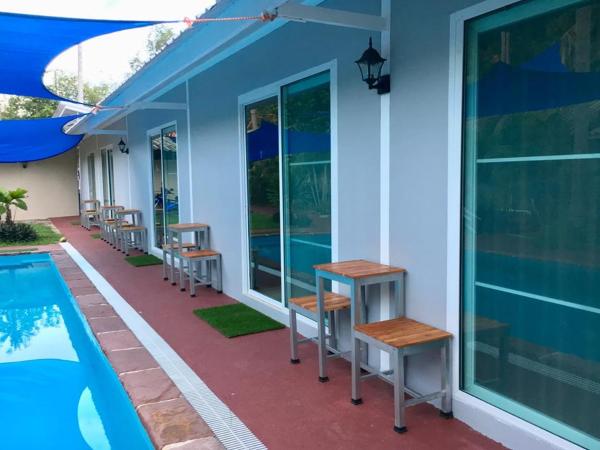 Carpe Diem Guest House : photo 2 de la chambre chambre climatisée - vue sur piscine