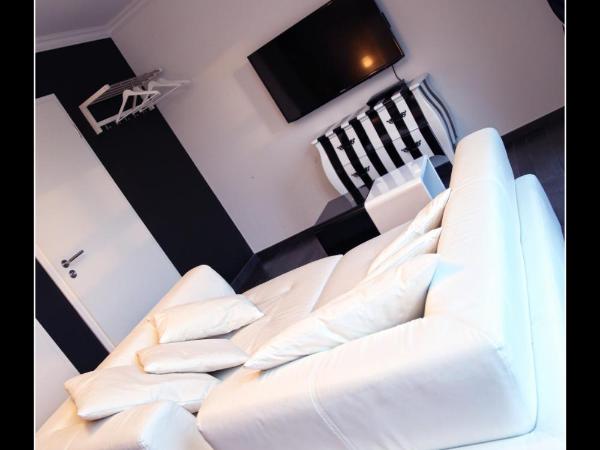 V E R O N E - Rooms & Suites - Liège - Rocourt : photo 9 de la chambre chambre double avec balcon