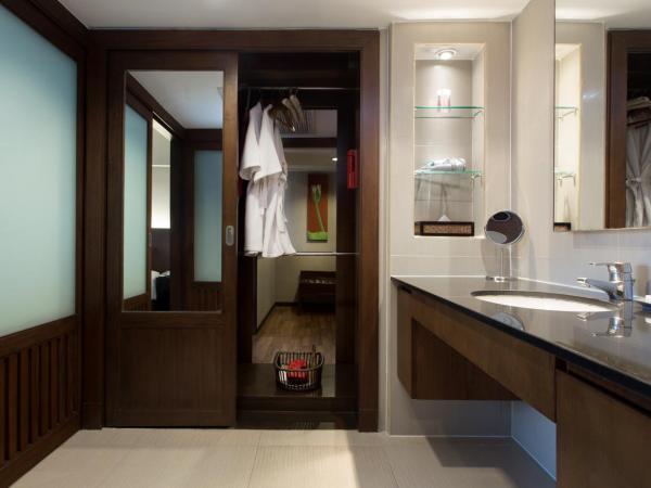 Ramada Plaza by Wyndham Bangkok Menam Riverside : photo 4 de la chambre suite lits jumeaux avec vue sur ville