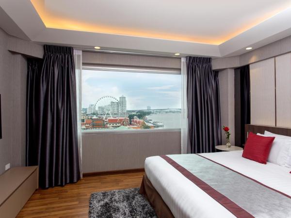Ramada Plaza by Wyndham Bangkok Menam Riverside : photo 1 de la chambre suite lit king-size premier - vue sur rivière