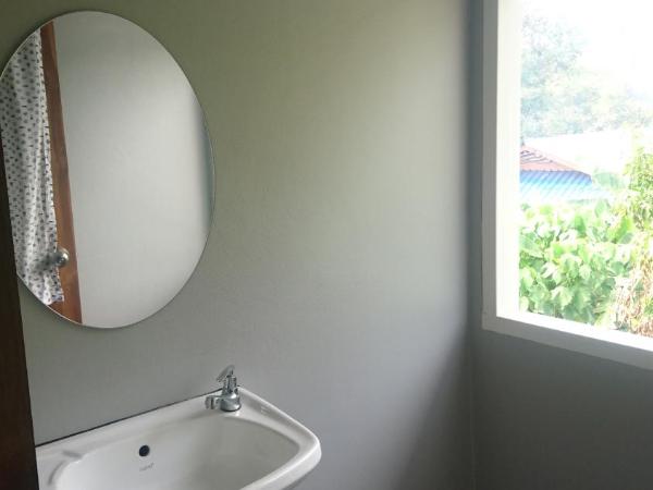 Easy Rooms and Minimart : photo 7 de la chambre chambre double avec balcon (3 adultes)