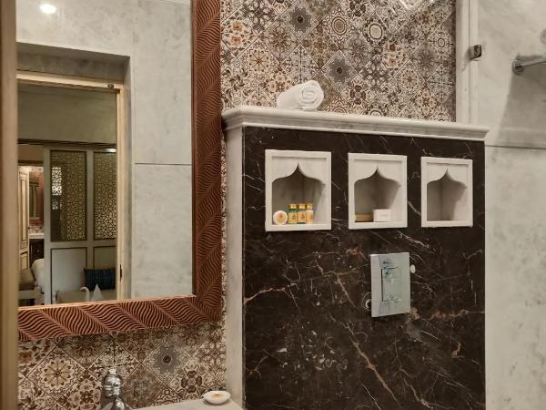 Laxmi Palace Heritage Boutique Hotel : photo 3 de la chambre family room free pick up on arrival only from train or bus station (8am-8pm)