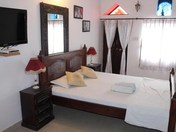 Kesar Heritage Boutique Home Stay : photo 2 de la chambre suite lit king-size avec balcon