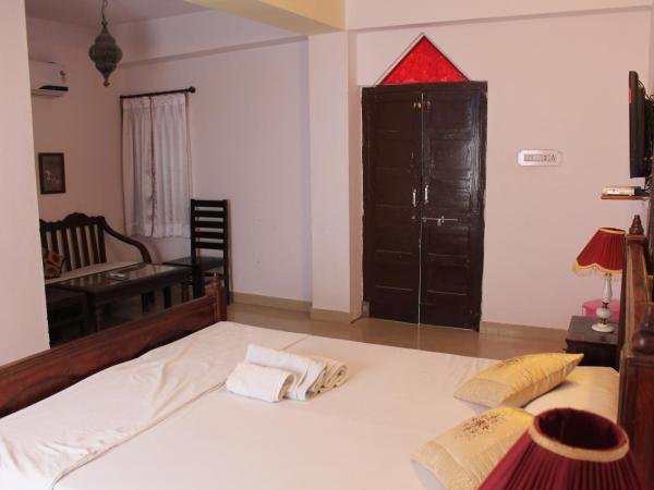 Kesar Heritage Boutique Home Stay : photo 8 de la chambre suite lit king-size avec balcon