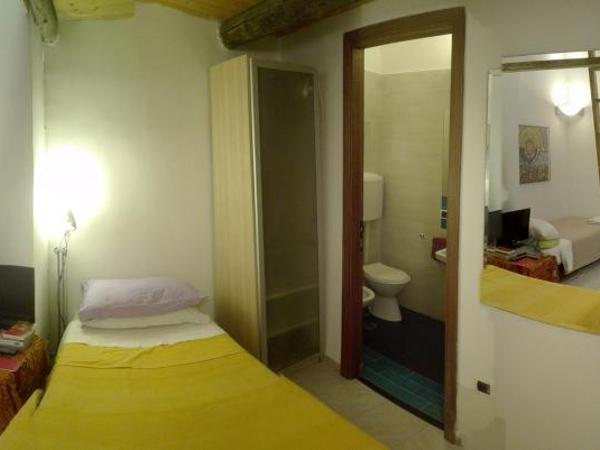 Buonanotte & Buongiorno Guesthouse : photo 1 de la chambre chambre quadruple avec salle de bains