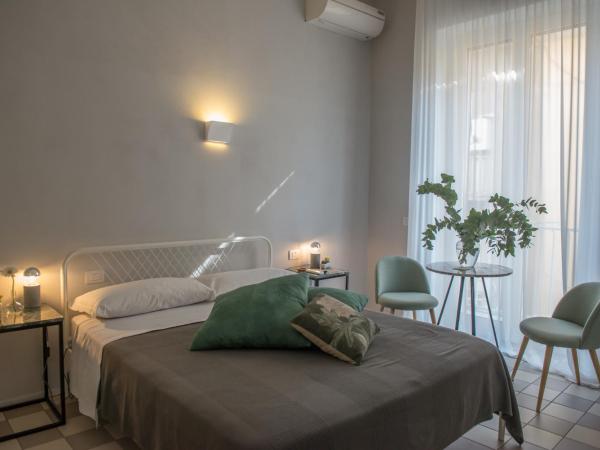 Medusa Chiaia 164 : photo 7 de la chambre chambre double avec balcon