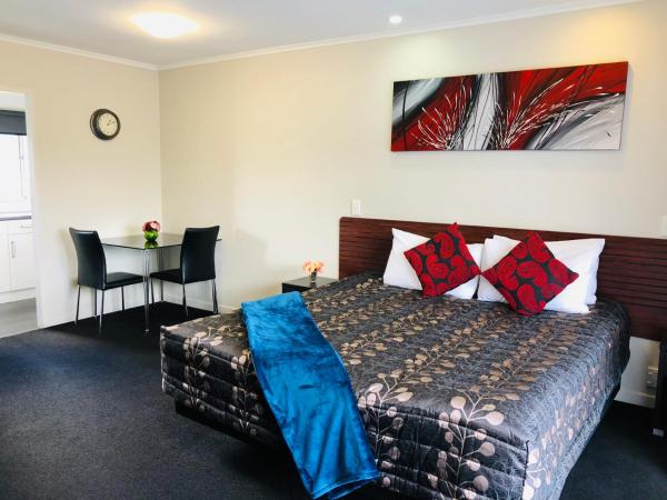 Red Rock Thermal Motel - Mineral Pool : photo 1 de la chambre studio deluxe avec cuisine entièrement Équipée