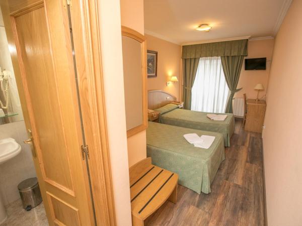 Hotel PAYRO ** : photo 10 de la chambre chambre lits jumeaux