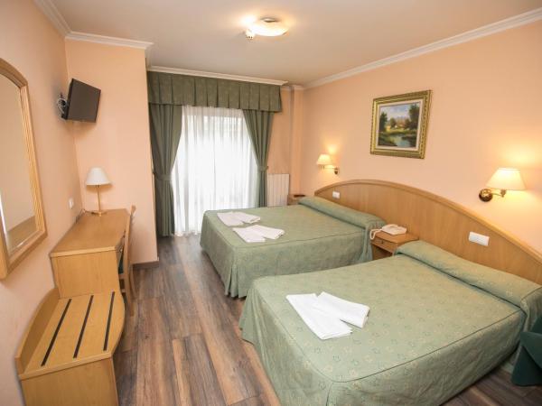 Hotel PAYRO ** : photo 3 de la chambre chambre triple avec balcon