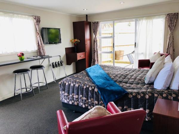 Red Rock Thermal Motel - Mineral Pool : photo 2 de la chambre studio avec terrasse