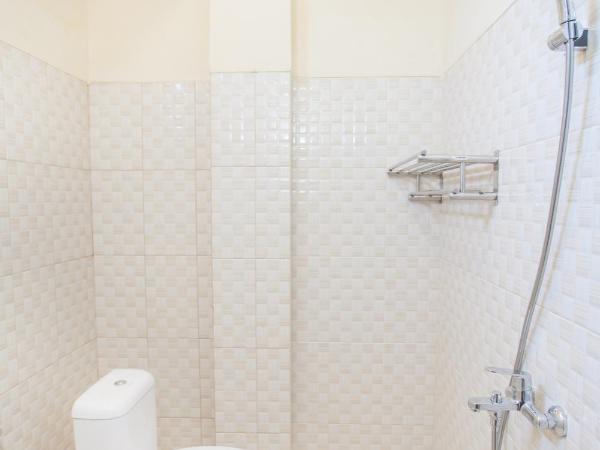 RedDoorz Syariah At Sedati : photo 9 de la chambre chambre double