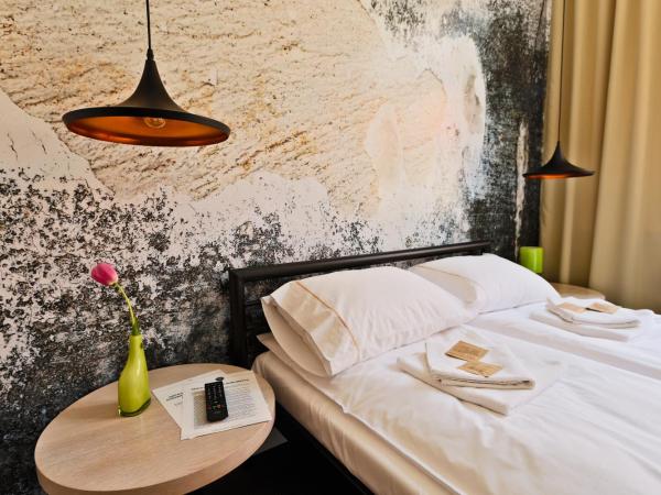 Sleep in Hostel & Apartments Stary Rynek : photo 4 de la chambre chambre double avec salle de bains