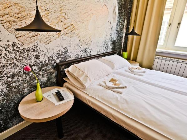 Sleep in Hostel & Apartments Stary Rynek : photo 6 de la chambre chambre double avec salle de bains