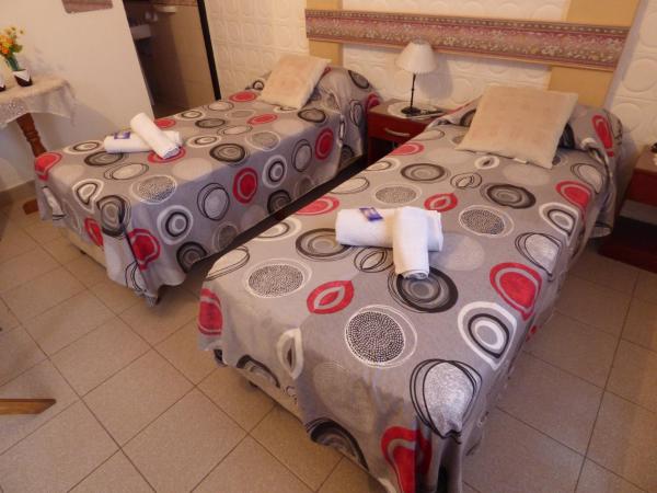 Sayta Hostal : photo 5 de la chambre chambre double ou lits jumeaux avec salle de bains