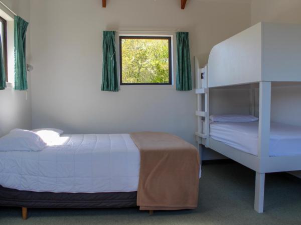 Holdens Bay Holiday Park : photo 3 de la chambre large 1 bedroom kitchen cabin (shared bathroom)