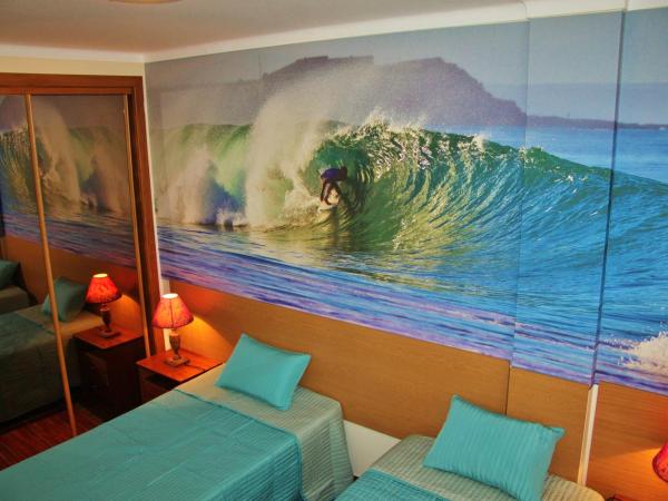 Supertubos Beach Hostel : photo 7 de la chambre chambre lits jumeaux avec salle de bains commune