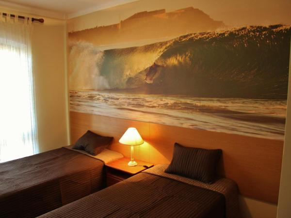 Supertubos Beach Hostel : photo 8 de la chambre chambre lits jumeaux avec salle de bains commune