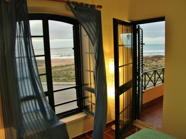 Supertubos Beach Hostel : photo 1 de la chambre chambre double avec balcon - vue sur mer