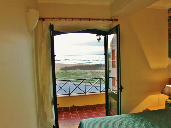 Supertubos Beach Hostel : photo 2 de la chambre chambre double avec balcon - vue sur mer