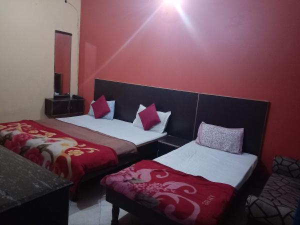 Yash Guest House 01 Minute Walk in Nizamuddin Railway Station : photo 8 de la chambre deluxe triple room - indian nationals only 