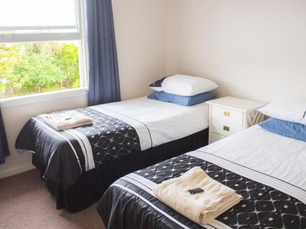 The Pier Lodge Bed And Breakfast : photo 2 de la chambre chambre lits jumeaux avec salle de bains commune