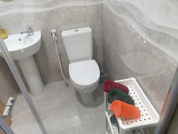 Lisbon Hostel Terminal 4 : photo 9 de la chambre chambre double avec lit d'appoint