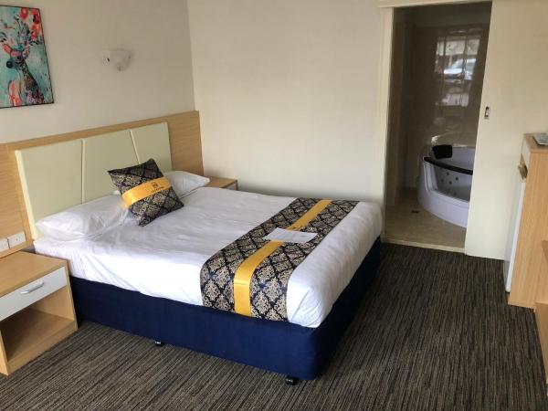 Jacksons Motor Inn : photo 6 de la chambre chambre deluxe lit queen-size et spa