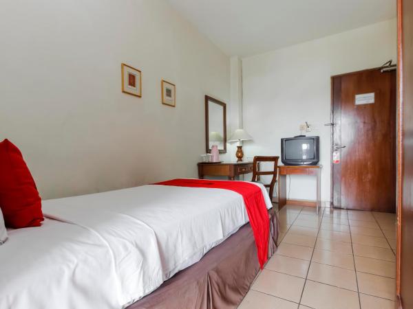 RedDoorz Plus near GBK Senayan : photo 3 de la chambre chambre simple