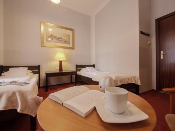 Red Carpet Hostel : photo 8 de la chambre chambre lits jumeaux avec salle de bains commune