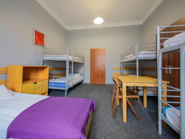 Red Carpet Hostel : photo 4 de la chambre chambre familiale avec salle de bains commune