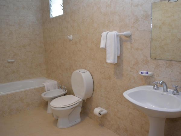 Hotel Isella : photo 3 de la chambre chambre triple avec salle de bains