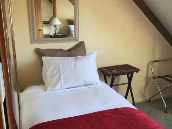 The Embassy B&B : photo 7 de la chambre petite chambre lits jumeaux avec salle de bains commune