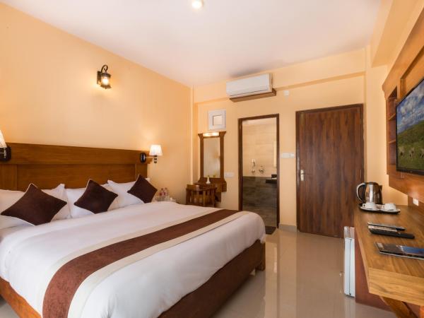 Hotel Lake Shore : photo 1 de la chambre chambre double deluxe avec balcon