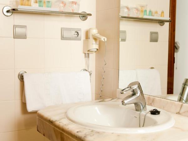 Hotel El Palmeral : photo 6 de la chambre chambre lits jumeaux avec lit d’appoint - 301