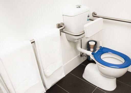 Shoreline Hotel : photo 2 de la chambre chambre lits jumeaux pour personnes à mobilité réduite