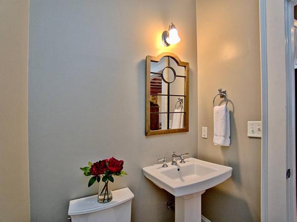 Comfy Carriage House Steps from the River : photo 2 de la chambre maison 1 chambre