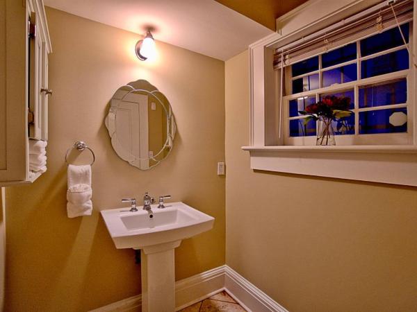 Comfy Carriage House Steps from the River : photo 8 de la chambre maison 1 chambre