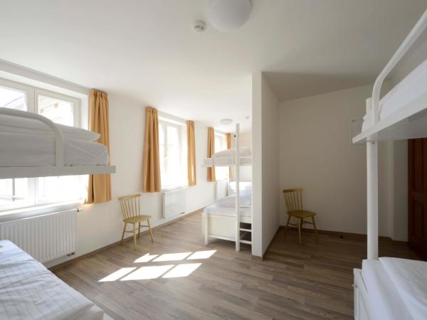 Safestay Prague Charles Bridge : photo 5 de la chambre lit dans dortoir mixte de 8 lits avec salle de bains privative