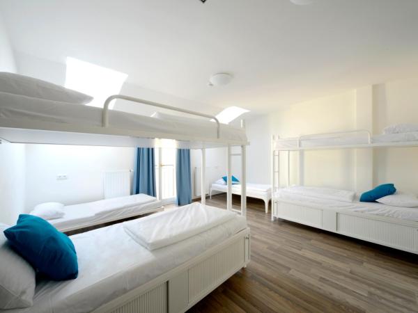 Safestay Prague Charles Bridge : photo 1 de la chambre lit dans dortoir mixte de 8 lits avec salle de bains privative