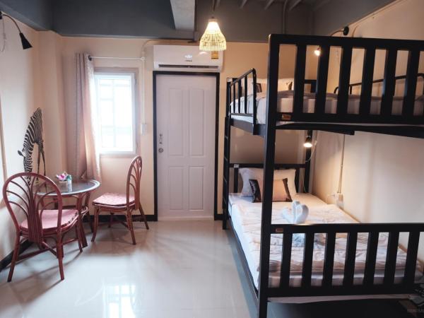 Khaosan Station : photo 1 de la chambre private bunk bed room with shared bathroom