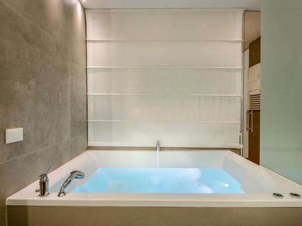 Hotel Polo : photo 2 de la chambre suite avec baignoire spa