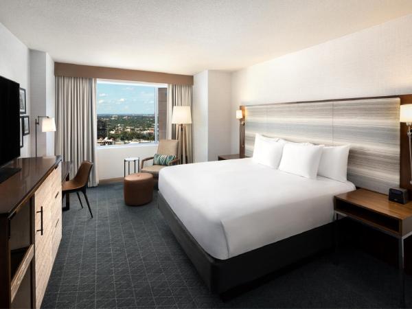 Grand Hyatt San Antonio River Walk : photo 1 de la chambre chambre lit king-size pour personnes à mobilité réduite avec douche accessible aux personnes à mobilité réduite