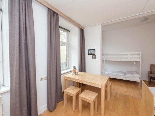 Metro Apartments Vienna : photo 7 de la chambre chambre familiale - vue sur jardin