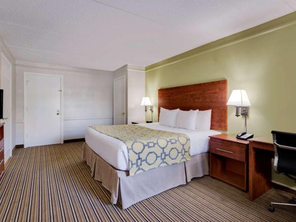 Baymont by Wyndham Jacksonville Orange Park : photo 7 de la chambre chambre lit king-size avec douche accessible en fauteuil roulant - adaptée aux personnes malentendantes/à mobilité réduite - non-fumeurs