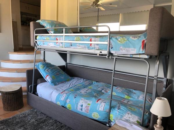 Les Grimaldines - Maison d'Hôtes : photo 9 de la chambre appartement 2 chambres - vue sur château