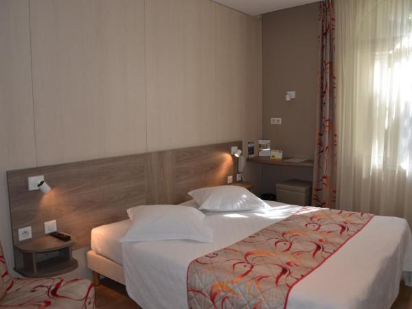 Hotel Le Revest : photo 4 de la chambre chambre familiale (2 adultes + 1 enfant)