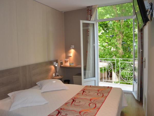 Hotel Le Revest : photo 1 de la chambre chambre familiale (2adultes + 1enfant)