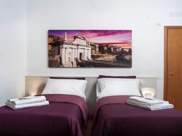 CityWalls Guest House Bergamo : photo 1 de la chambre chambre double ou lits jumeaux avec salle de bains privative