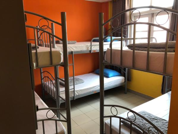 Snooze Inn @Dickson Road : photo 8 de la chambre chambre familiale 6 lits avec salle de bains privative